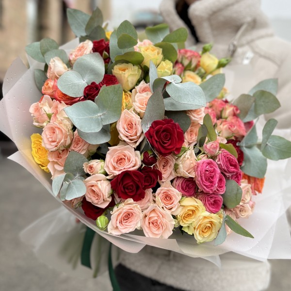 35 кустовых роз с эвкалиптом MIX