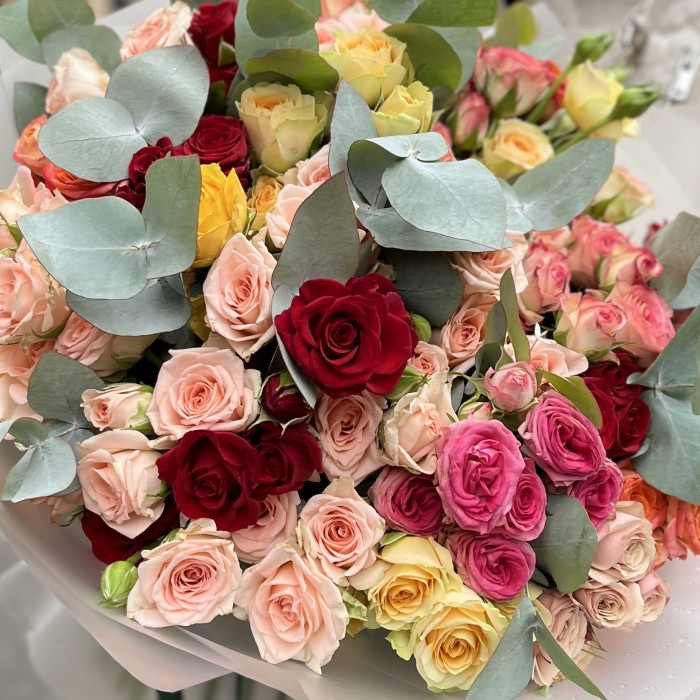 35 кустовых роз с эвкалиптом MIX