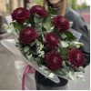7 бордово-фиолетовых хризантем с эвкалиптом