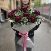 7 бордово-фиолетовых хризантем с эвкалиптом