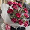 Букет из 11 бордовых гвоздик с белым краем