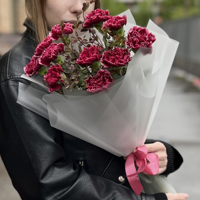 Букет из 11 бордовых гвоздик с белым краем