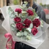 Букет из 7 бордовых гвоздик с белым краем
