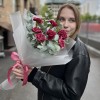 Букет из 7 бордовых гвоздик с белым краем