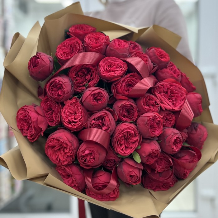 25 красных роз Ред Пиано в упаковке
