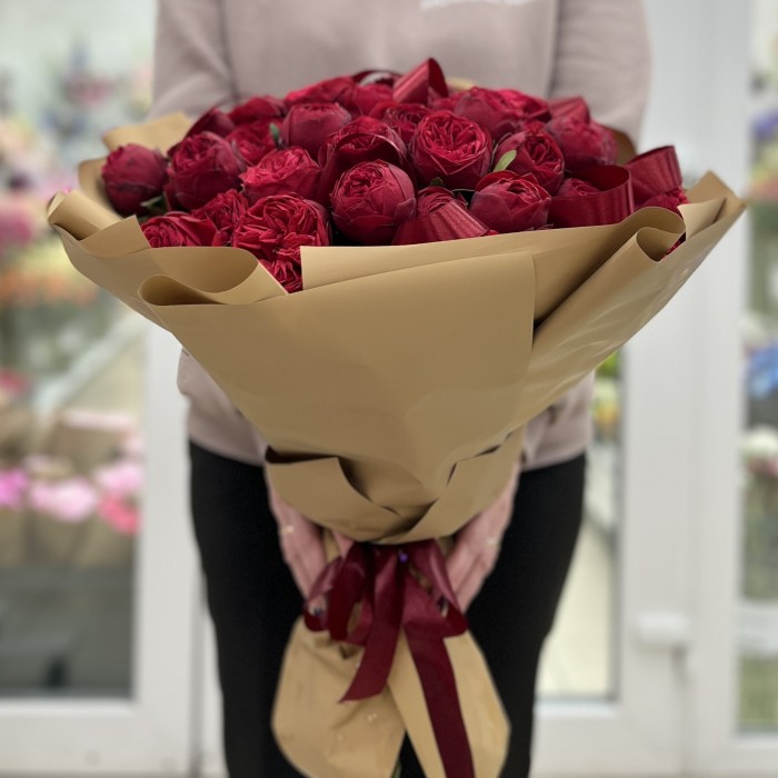 25 красных роз Ред Пиано в упаковке