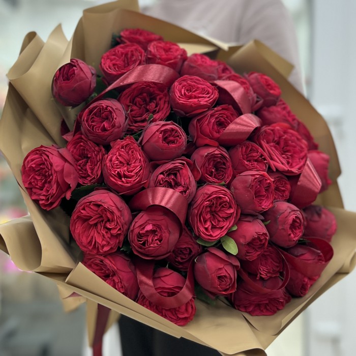 25 красных роз Ред Пиано в упаковке