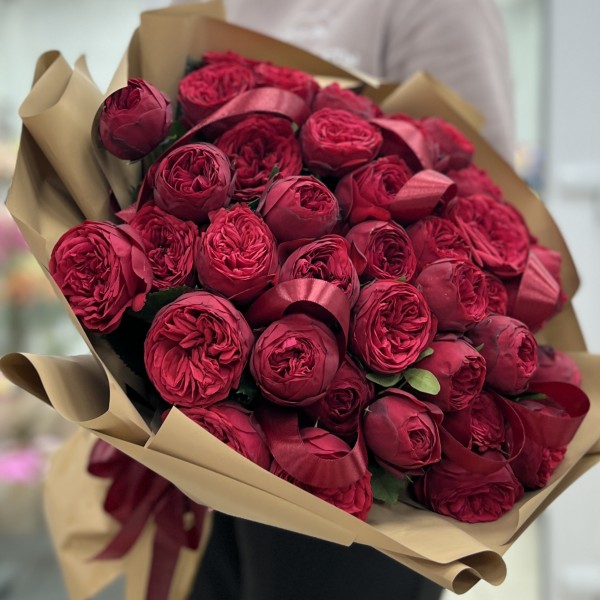 25 красных роз Ред Пиано в упаковке