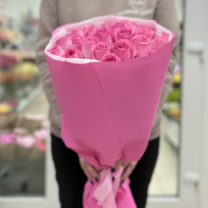25 розовых роз Ревиваль в упаковке 60 см