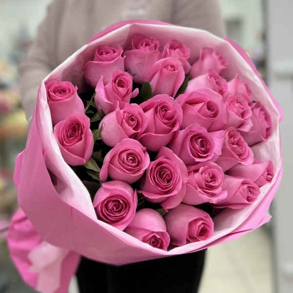 25 розовых роз Ревиваль в упаковке 60 см