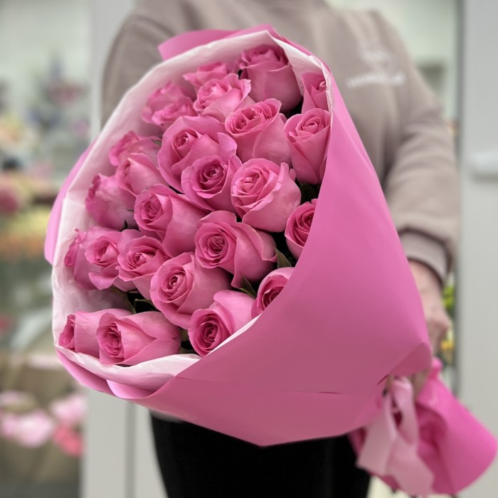 25 розовых роз Ревиваль в упаковке 60 см