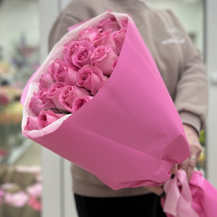 25 розовых роз Ревиваль в упаковке 60 см