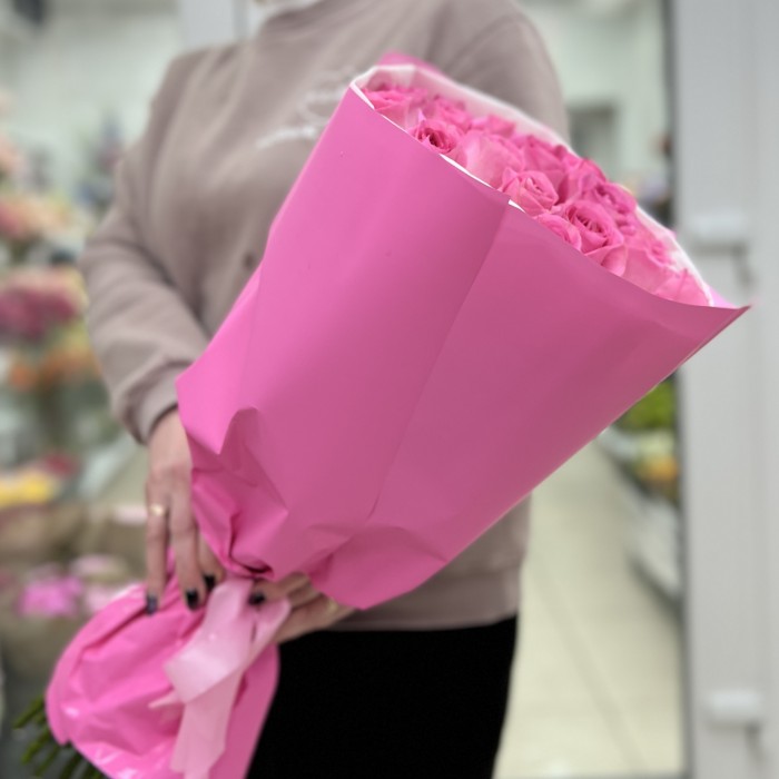 25 розовых роз Ревиваль в упаковке 60 см