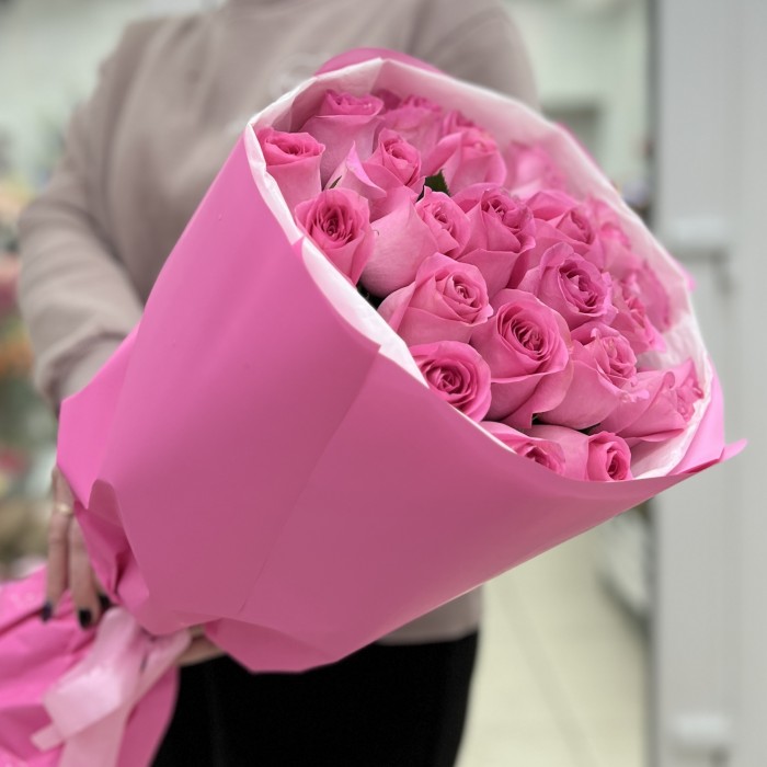 25 розовых роз Ревиваль в упаковке 60 см