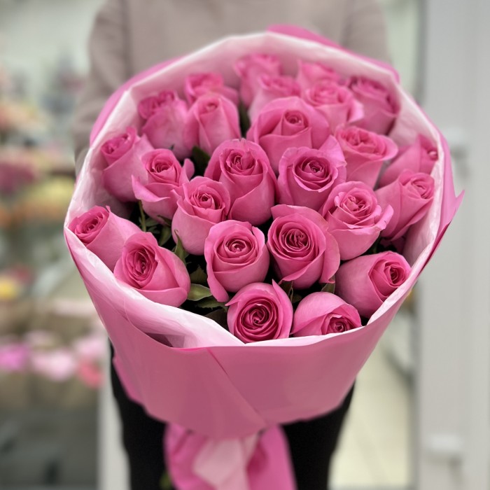 25 розовых роз Ревиваль в упаковке 60 см