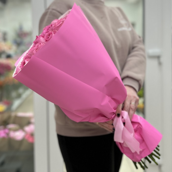 25 розовых роз Ревиваль в упаковке 60 см