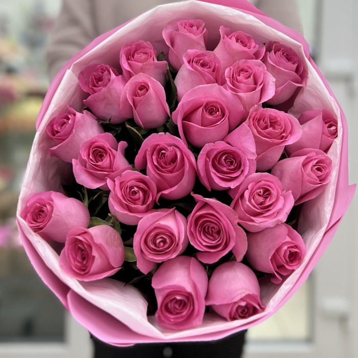 25 розовых роз Ревиваль в упаковке 60 см