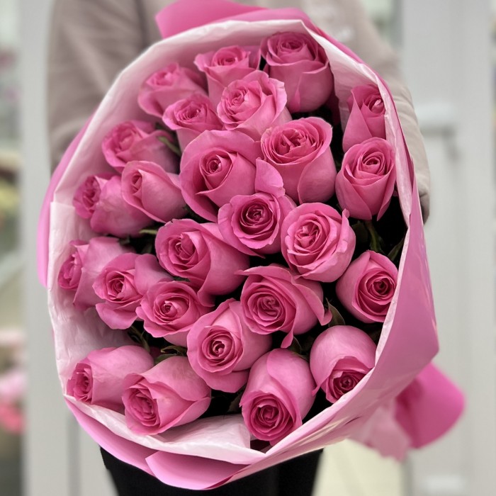 25 розовых роз Ревиваль в упаковке 60 см
