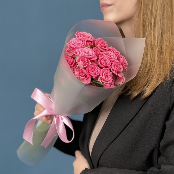 7 нежных кустовых роз Натали 40 см