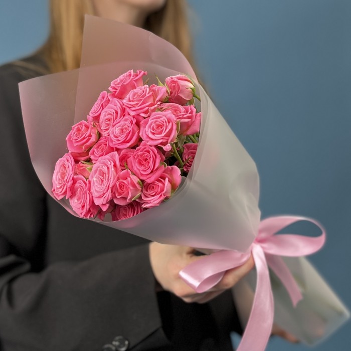 7 нежных кустовых роз Натали 40 см