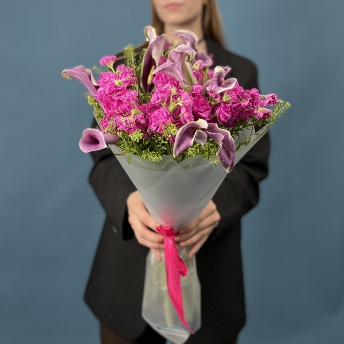 Букет из малиновых маттиолл с каллами