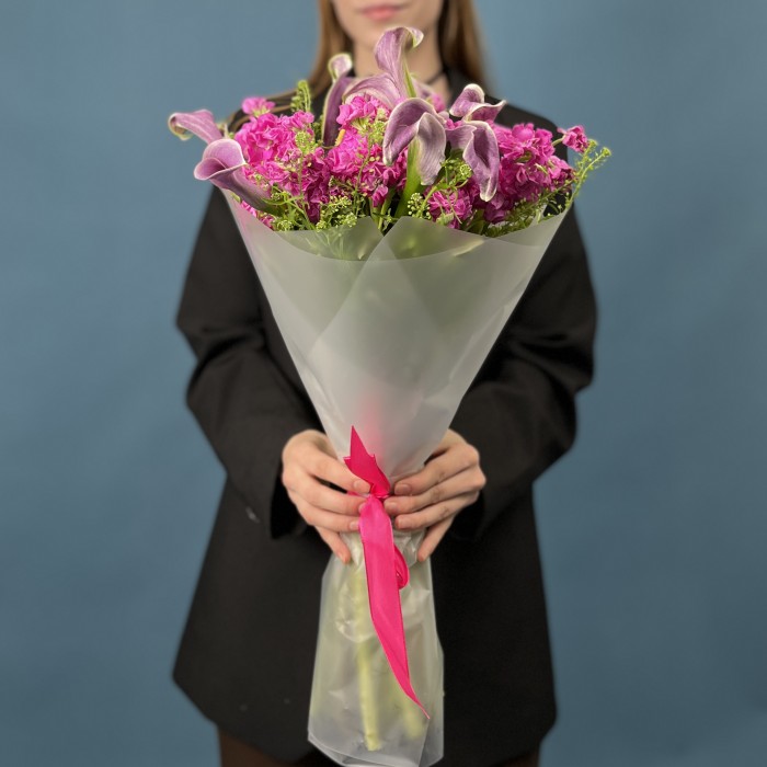 Букет из малиновых маттиолл с каллами