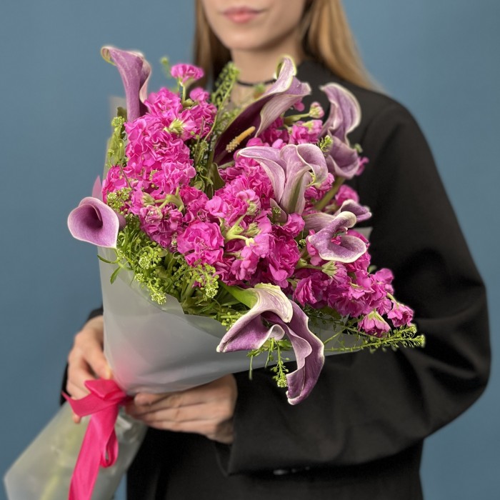 Букет из малиновых маттиолл с каллами