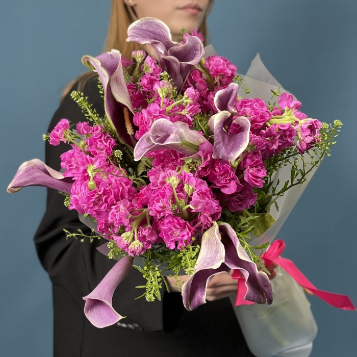 Букет из малиновых маттиолл с каллами