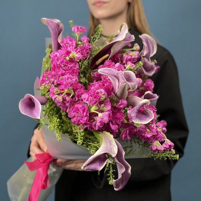 Букет из малиновых маттиолл с каллами