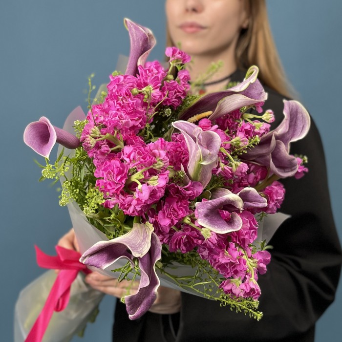 Букет из малиновых маттиолл с каллами