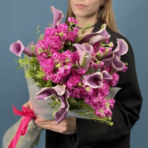 Букет из малиновых маттиолл с каллами