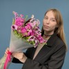 Букет из малиновых маттиолл с каллами