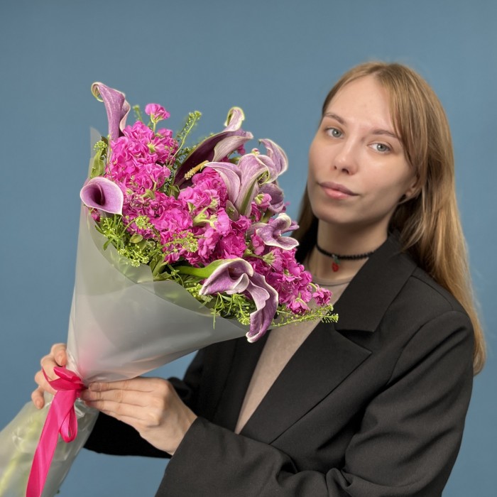 Букет из малиновых маттиолл с каллами