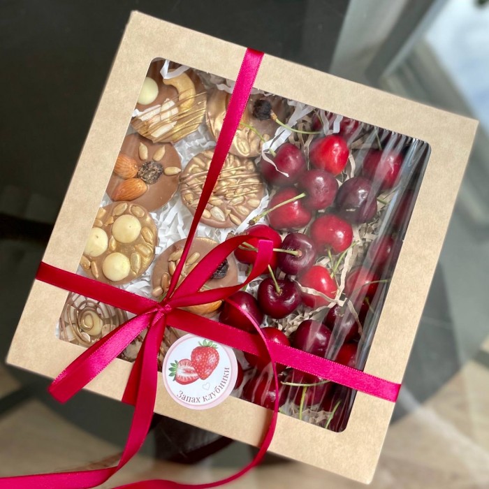 Коллеты из молочного шоколада с черешней