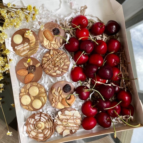 Коллеты из молочного шоколада с черешней