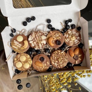 Коллеты из молочного шоколада с голубикой