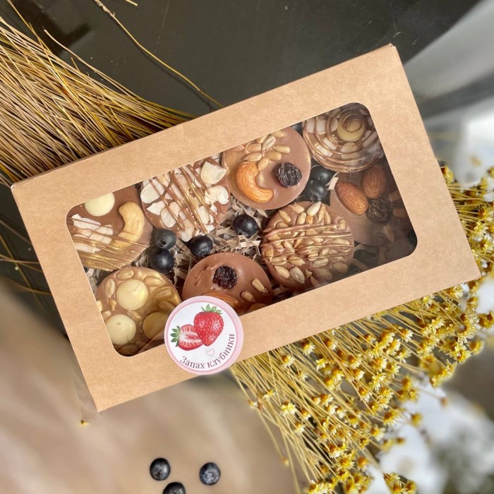 Коллеты из молочного шоколада с голубикой