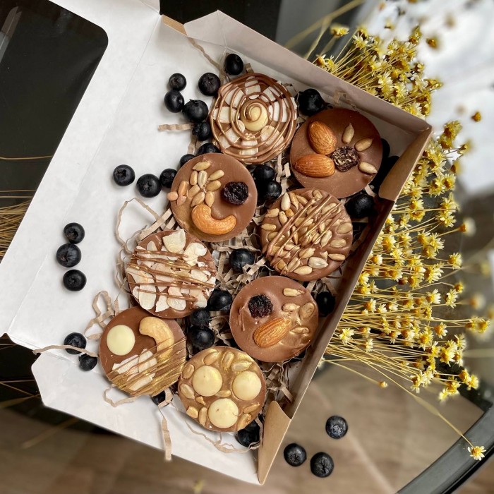 Коллеты из молочного шоколада с голубикой