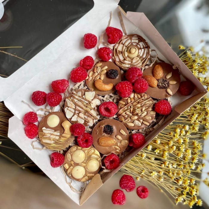 Коллеты из молочного шоколада с малиной