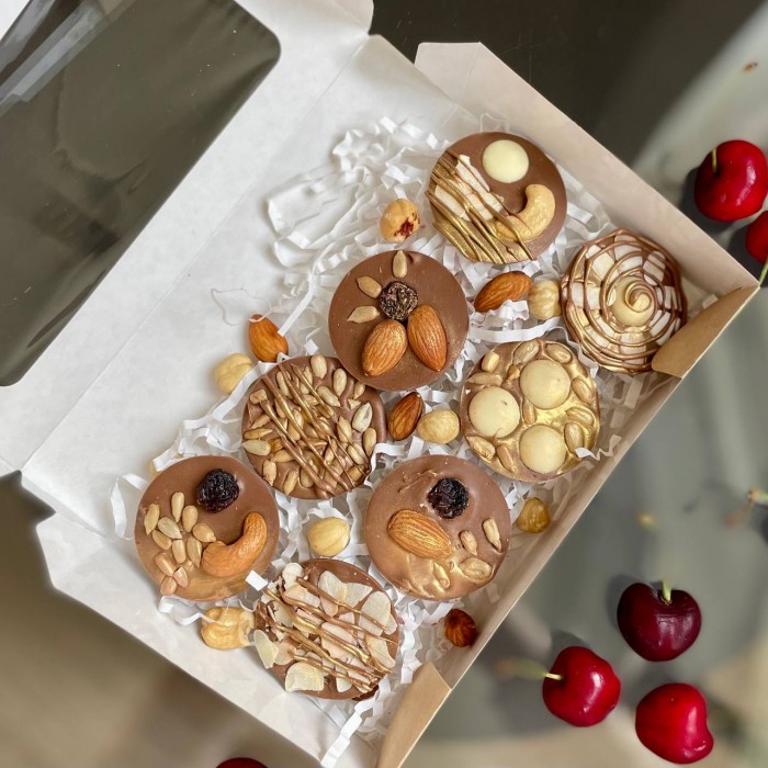 Коллеты из молочного шоколада с орехами