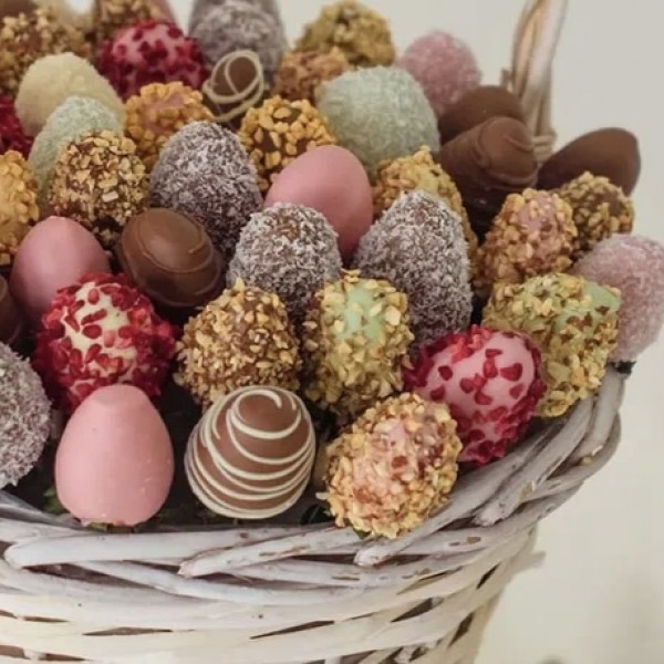 Корзина из 101 клубники в шоколаде Ароматный микс