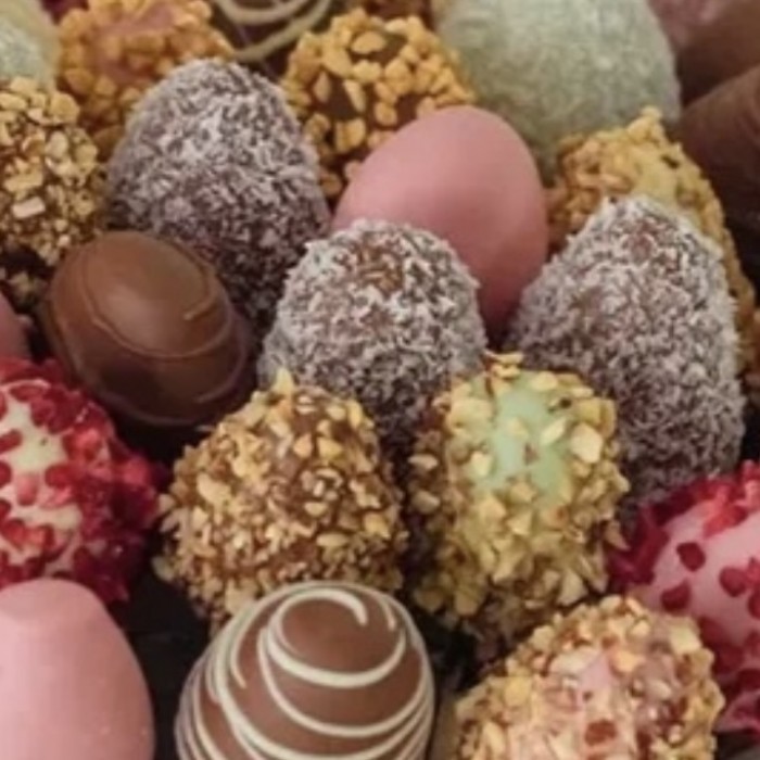 Корзина из 101 клубники в шоколаде Ароматный микс