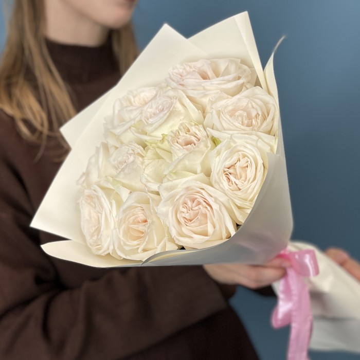 11 ароматных роз Вайт Охара 50 см
