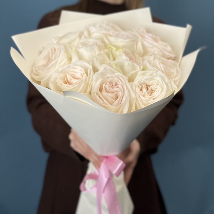 11 ароматных роз Вайт Охара 50 см