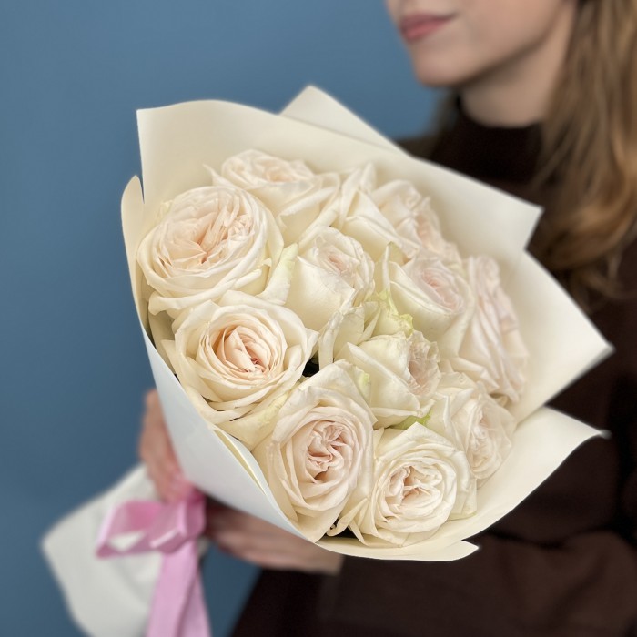 11 ароматных роз Вайт Охара 50 см