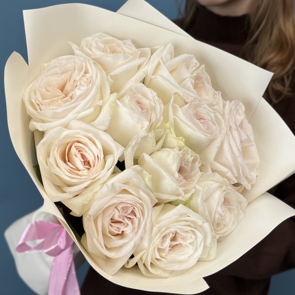 11 ароматных роз Вайт Охара 50 см