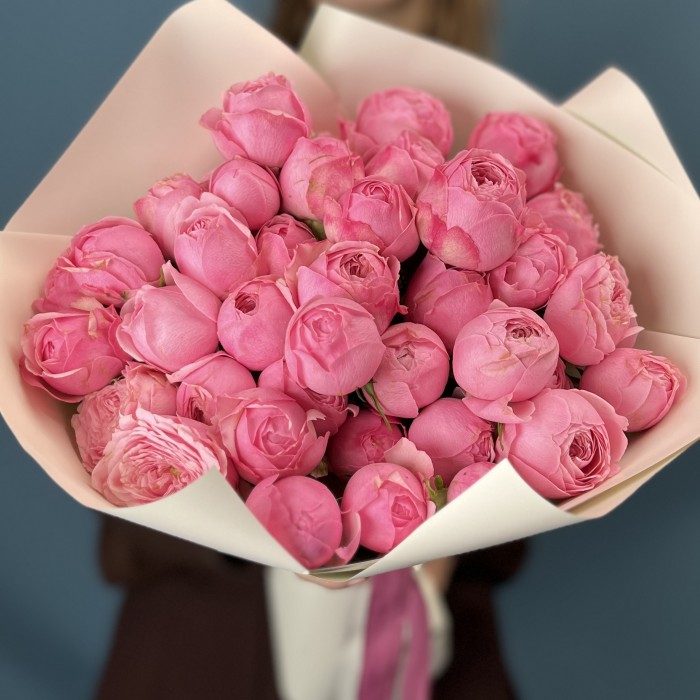 11 розовых пионовидных роз Мансфилд Пинк Парк 40 см