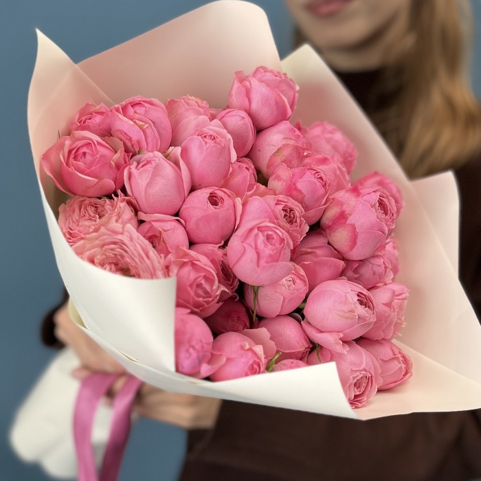 11 розовых пионовидных роз Мансфилд Пинк Парк 40 см