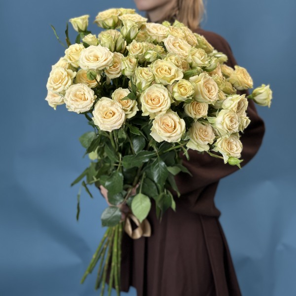 11 кустовых роз Тринити 80 см