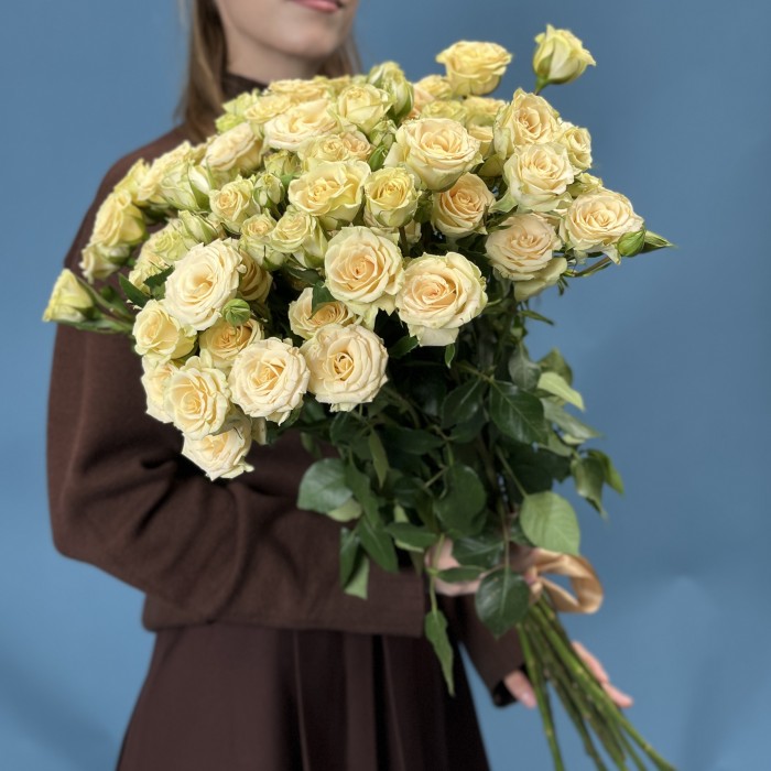 11 кустовых роз Тринити 80 см